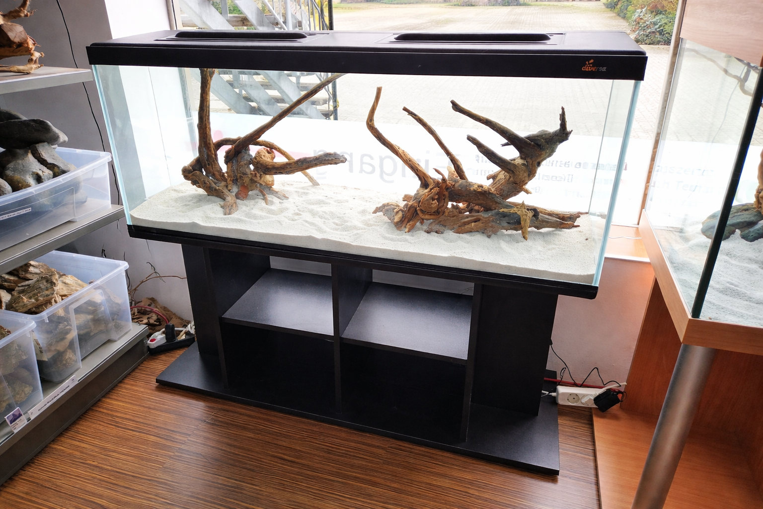 Budget-Kombination Weißglas-Aquarium-Komplettset 120x40x50 (LxTxH) 240l mit 20W LED-Abdeckung, Schrank fertig montiert, Dekor: Schwarz (auf Lager in PLZ 31555)
